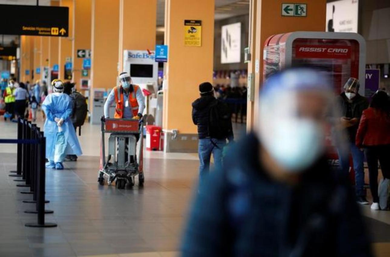 PREVENCIÓN. La medida adoptada por el Gobierno peruano busca evitar el ingreso de nuevas variantes de coronavirus. Foto de Reuters.