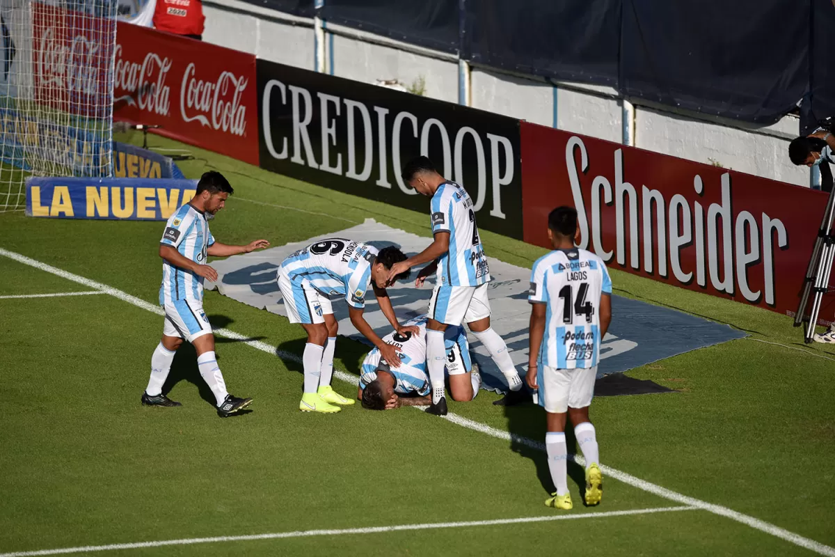 DESPEDIDA. Lotti festeja emocionado, Laméndola, Ortiz, Lagos y Alustiza rodean al goleador.