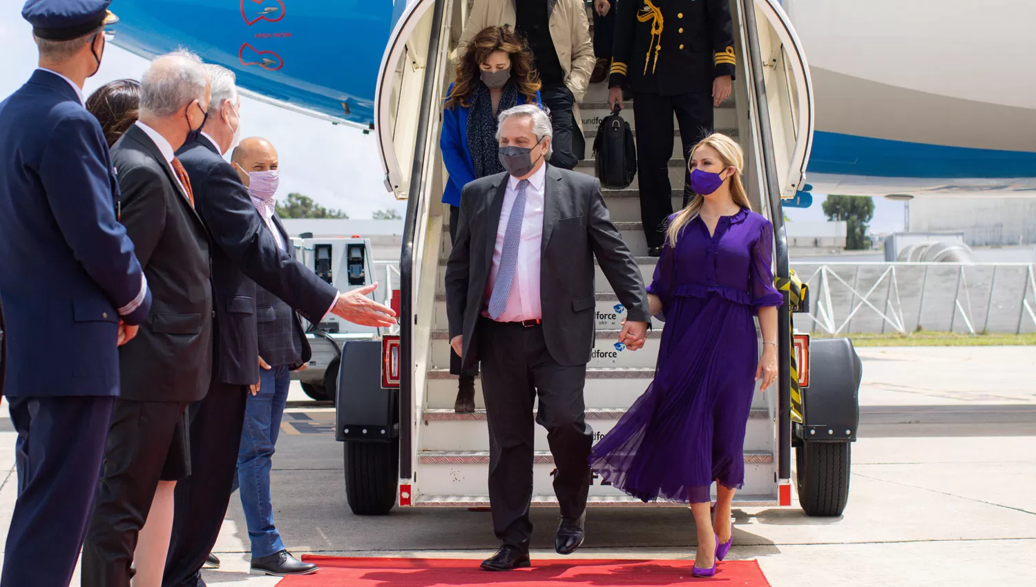 EN BARAJAS. El embajador Ricardo Alfonsín recibió al presidente Alberto Fernández, que bajó acompañado por Fabiola Yañez. 
