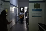 Un enfermero les canta a los pacientes con covid-19 en Concepción