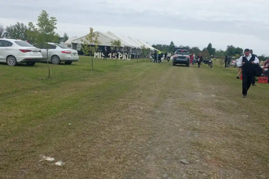 EN UN PREDIO CERCA DE EL BRACHO. Operativo para desalojar una fiesta. Foto: Policía de Tucumán