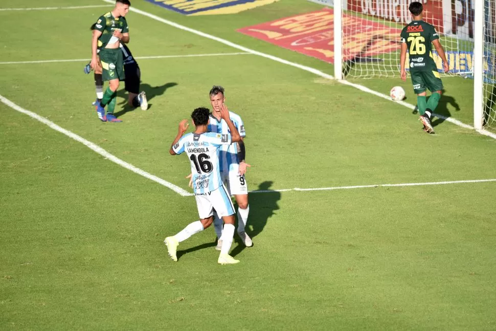 GOLES. Nicolás Laméndola felicita a Augusto Lotti, que fue el goleador del torneo para Atlético. Laméndola tuvo su estreno en la red en la goleada frente a Defensa. 