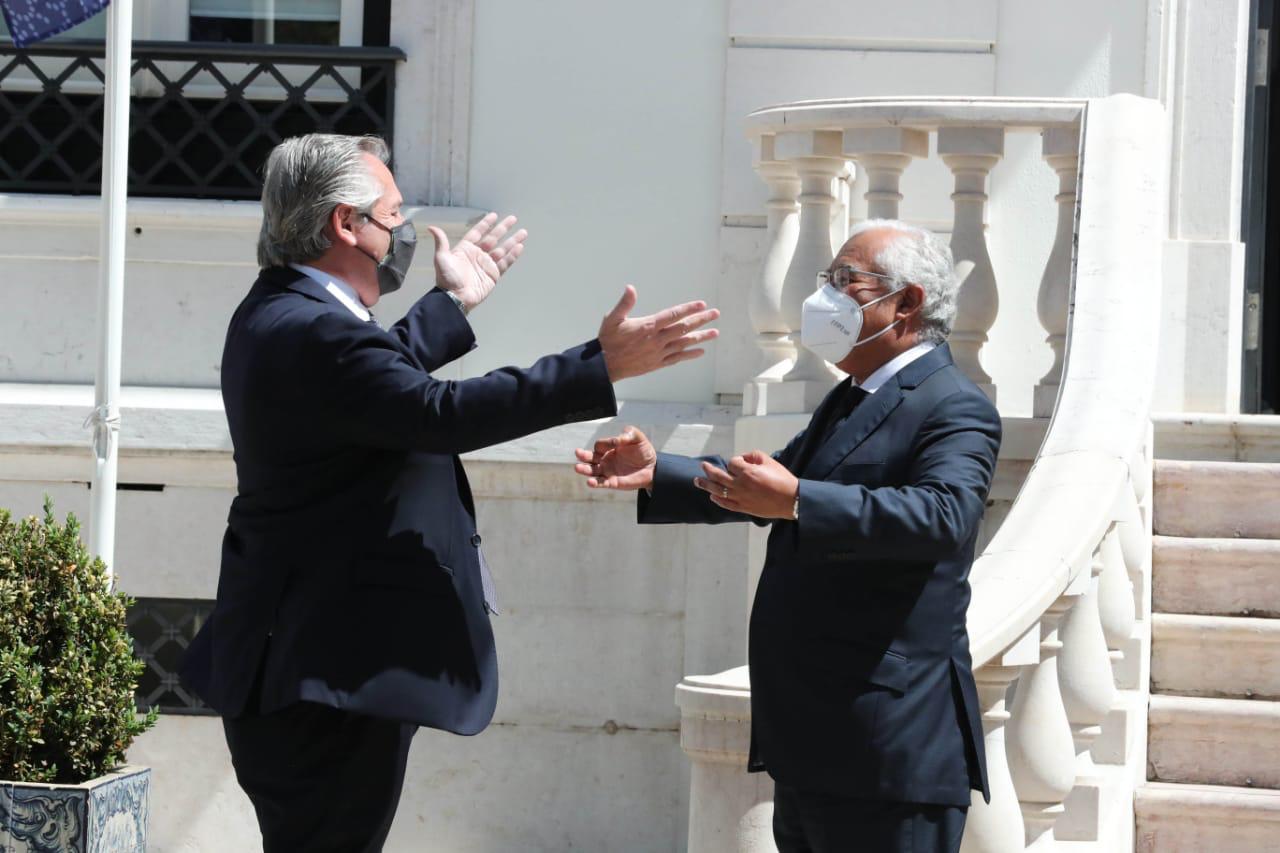 CÁLIDA RECEPCIÓN. Saludo de mandatarios en Portugal. Foto: Presidencia de la Nación