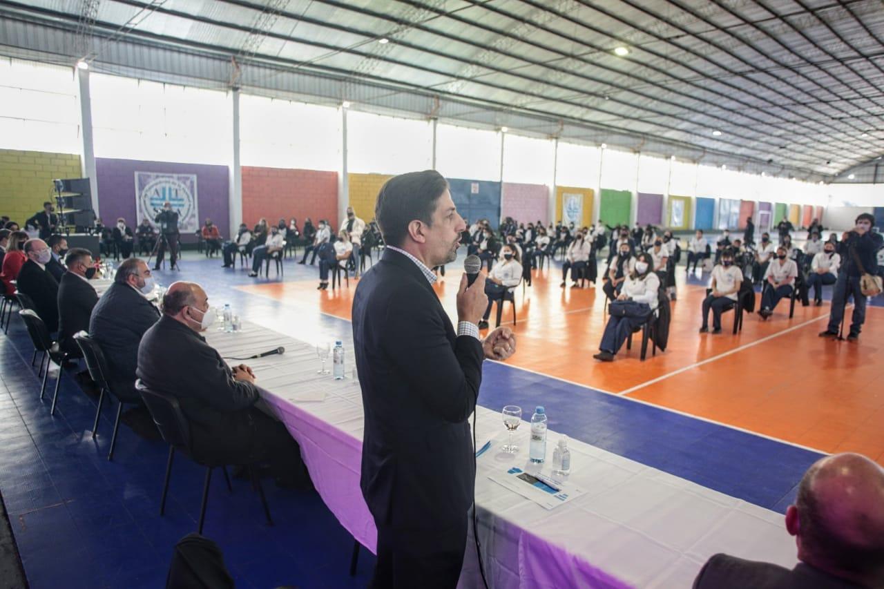 Nicolás Trotta, en el acto de entrega de mochilas. 