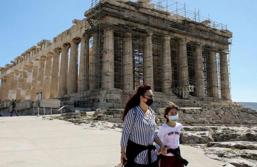 VUELTA A CLASES. Las escuelas en Grecia vuelven a abrir después de seis meses. Foto de Reuters.