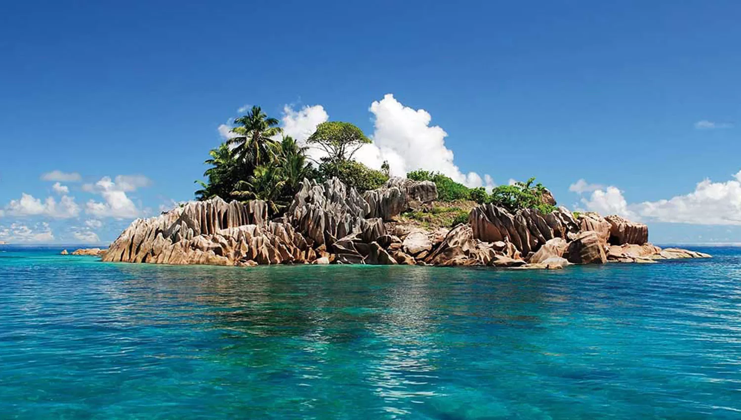La islas de Seychelles están ubicadas en el océano Índico, al norte de Madagascar. 