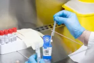 Las variantes de covid aumentarían la transmisión y reducirían la efectividad de las vacunas