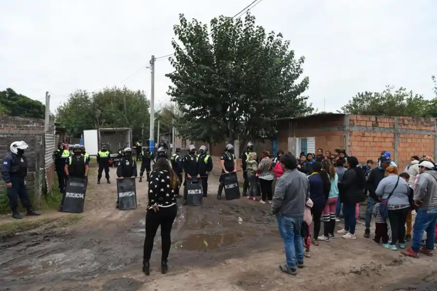 EN BARRIO 23 DE AGOSTO. Vecinos y familiares acompañaron en el dolor a las hermanas de la víctima. 