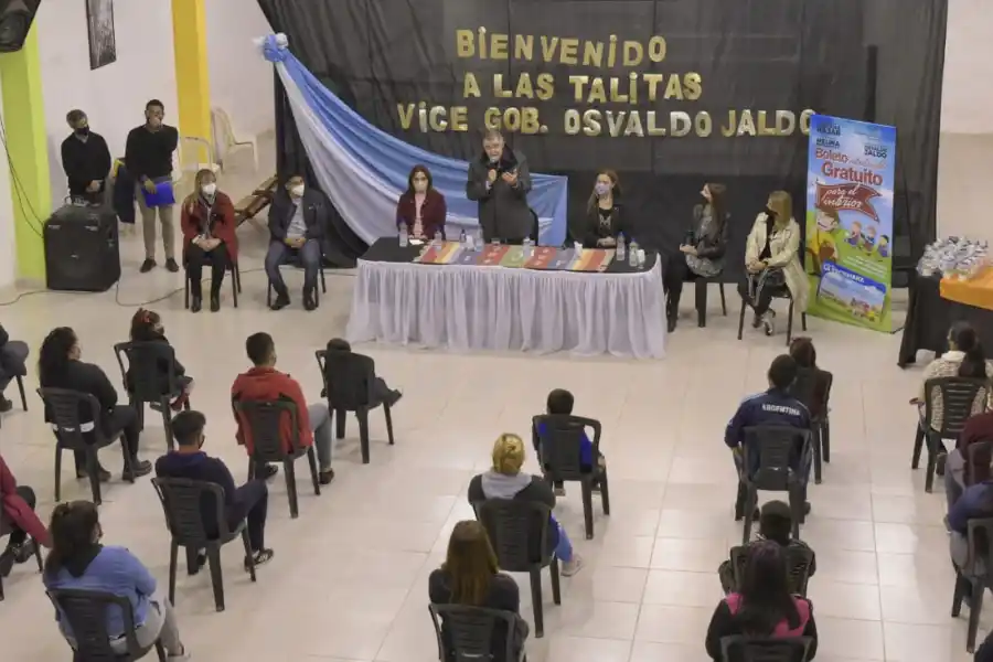 BOLETO ESTUDIANTIL. El vicegobernador estuvo acompañado por dirigentes de Las Talitas, de Alderetes y de Banda del Río Salí. Foto Prensa HLT