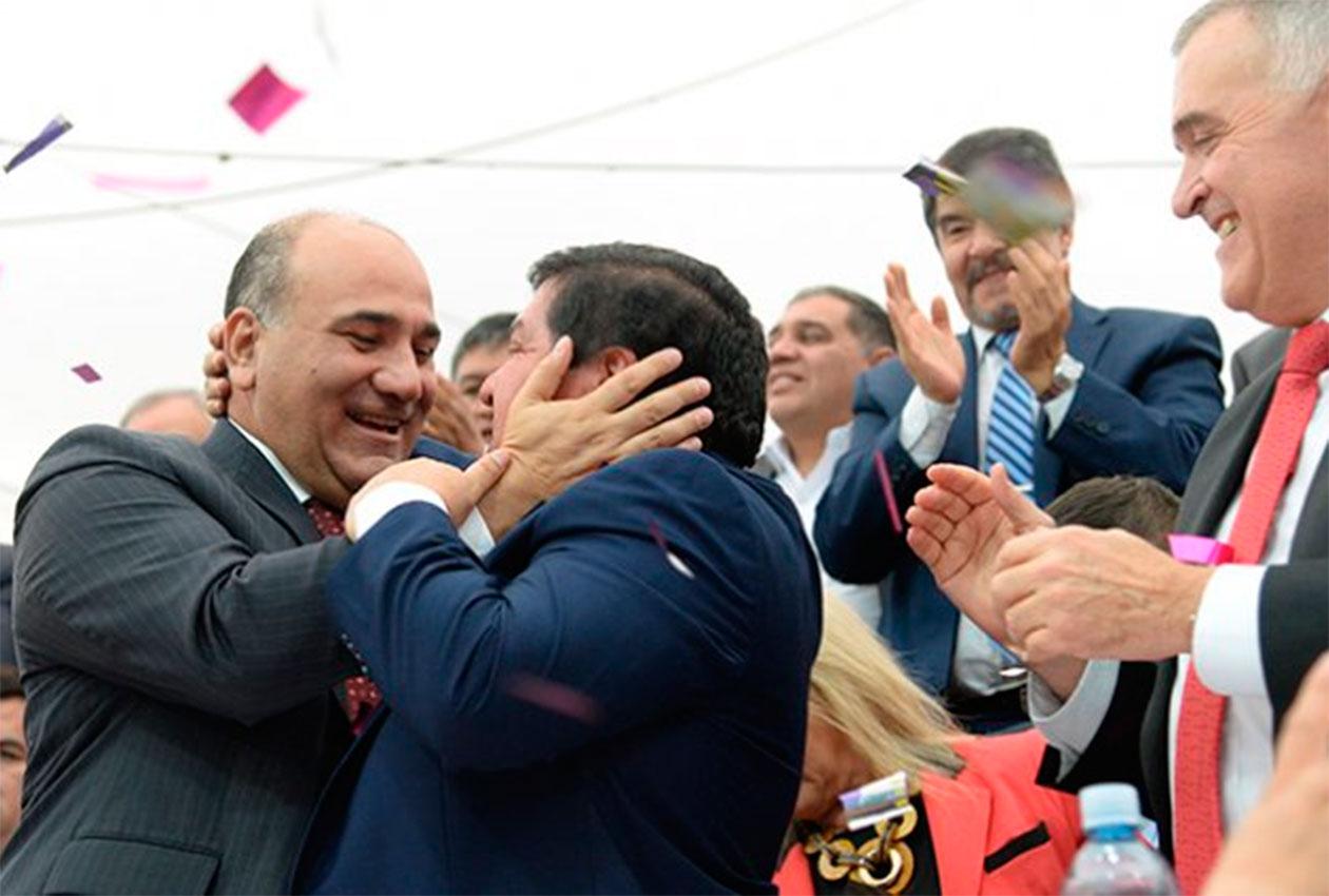 EN LA ASUNCION. Manzur saluda a Jose Orellana durante su asunción como intendente, en 2019; Jaldo sonríe a un lado.