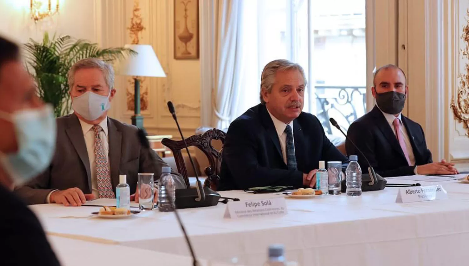EN PARÍS. Solá, Fernández y Guzmán durante un encuentro con empresarios franceses. 