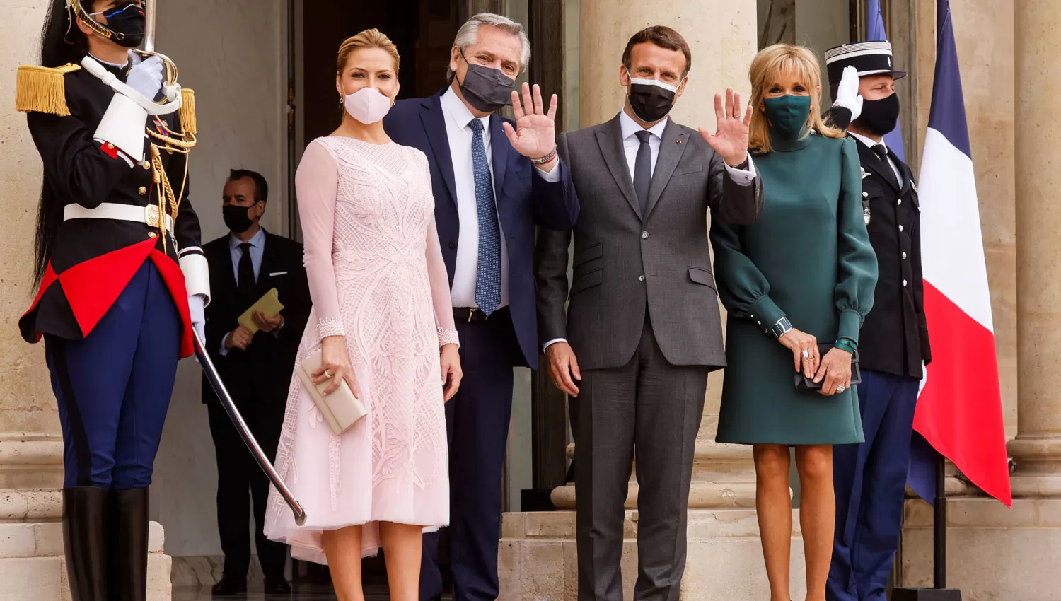 LA FOTO OFICIAL. Fabiola Yañez, Alberto Fernández, Emmanuel Macron y Brigitte Macron saludan a la prensa.
