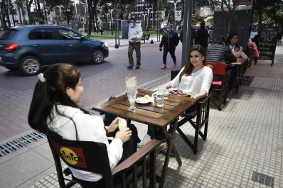 A diferencia de la capital, en el sur tucumano, el comercio atiende en horario cortado