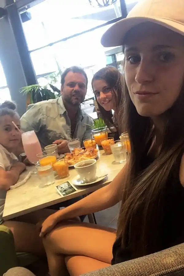 FAMILIA. “Salu” era padre de cinco hijos. Aquí, con las tres mujeres.  