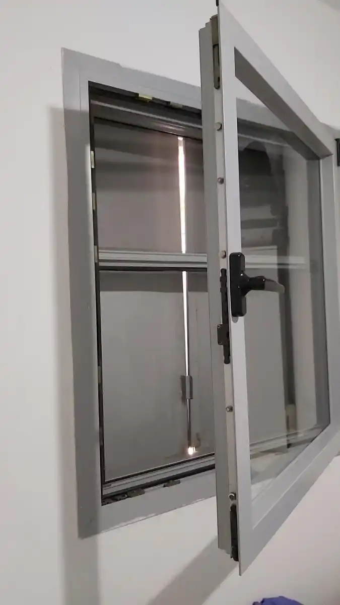 El refugio con puertas reforzadas de acero.