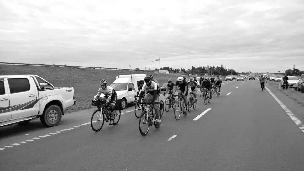 A TODA VELOCIDAD. Los ciclistas mostraron un muy buen nivel en la primera fecha del campeonato Tucumano de ruta, que reunió a representantes de toda la región. 