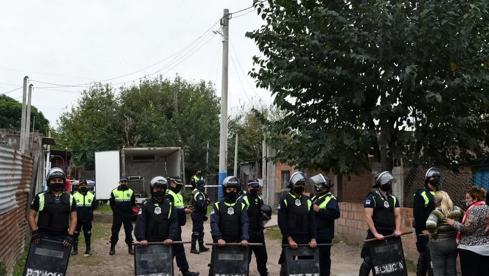 CUSTODIA POLICIAL. Los efectivos tuvieron que montar guardia para que no se registren incidentes.