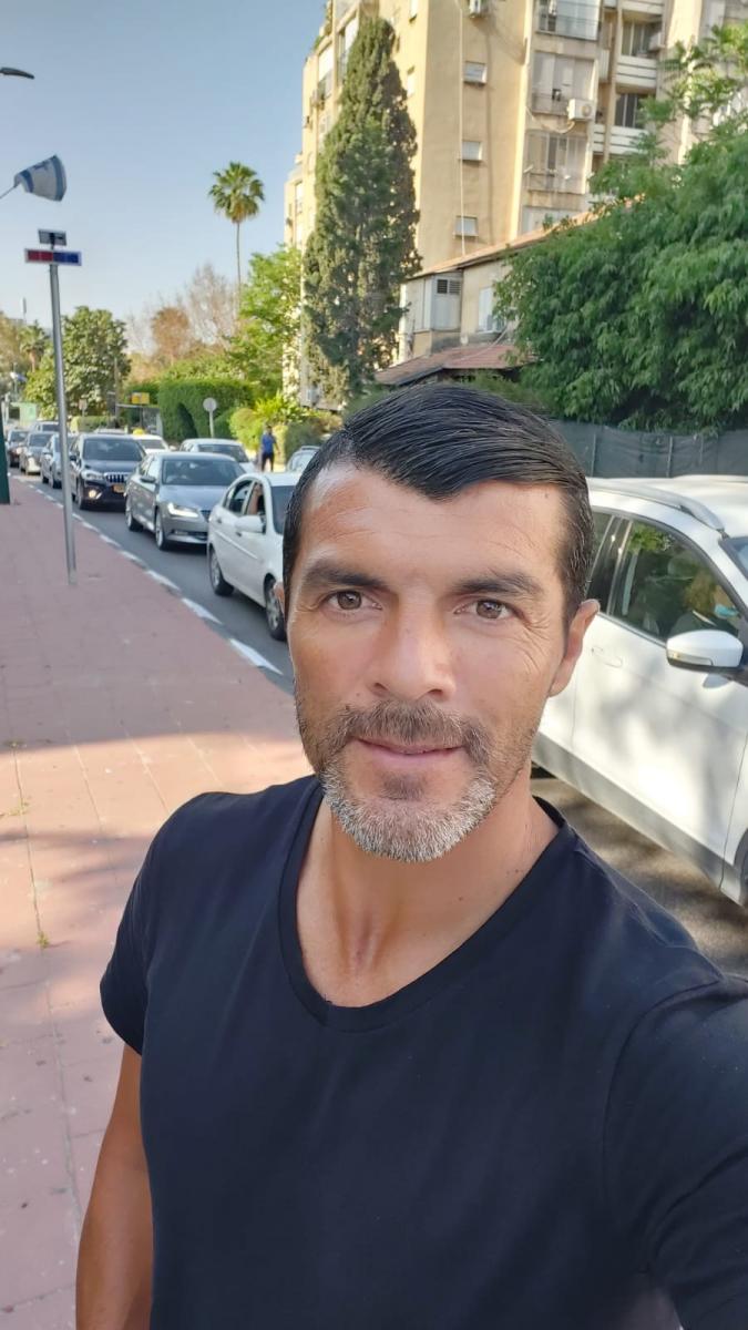 Carlos Chacana, ex futbolista, en una calle de Tel Aviv.