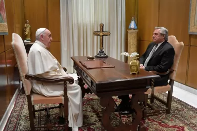 El Papa Francisco recibió a solas al presidente Fernández en el Vaticano