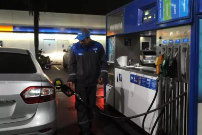 El director de YPF confirmó una nueva suba de precios en las naftas durante mayo