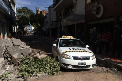 ¡Insólito! Un taxista se desorientó y terminó en una obra del microcentro