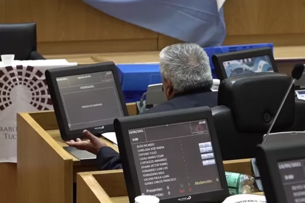 Tras más de 11 horas de interpelación, en la próxima sesión se votará el informe de Lichtmajer