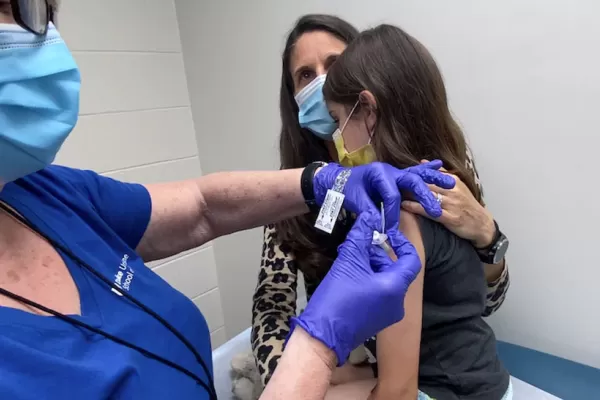 Estados Unidos comenzó a vacunar a adolescentes contra el coronavirus