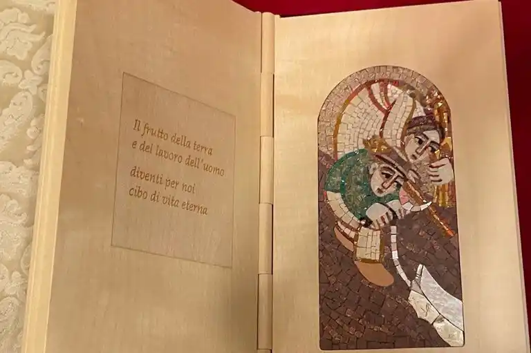 Uno de los regalos del Papa al Presidente. Vatican Media