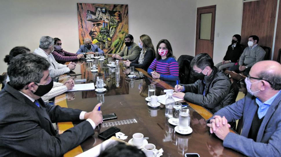 ÚLTIMA REUNIÓN CON KHODER EN LA CABECERA. El legislador Ferrazzano (izq.) en la mesa de Juicio Político.  