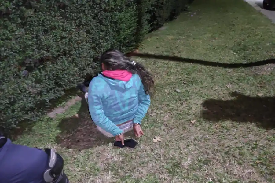 APREHENDIDA. La mujer que conducía la moto también terminó esposada. Foto Policía de Tucumán