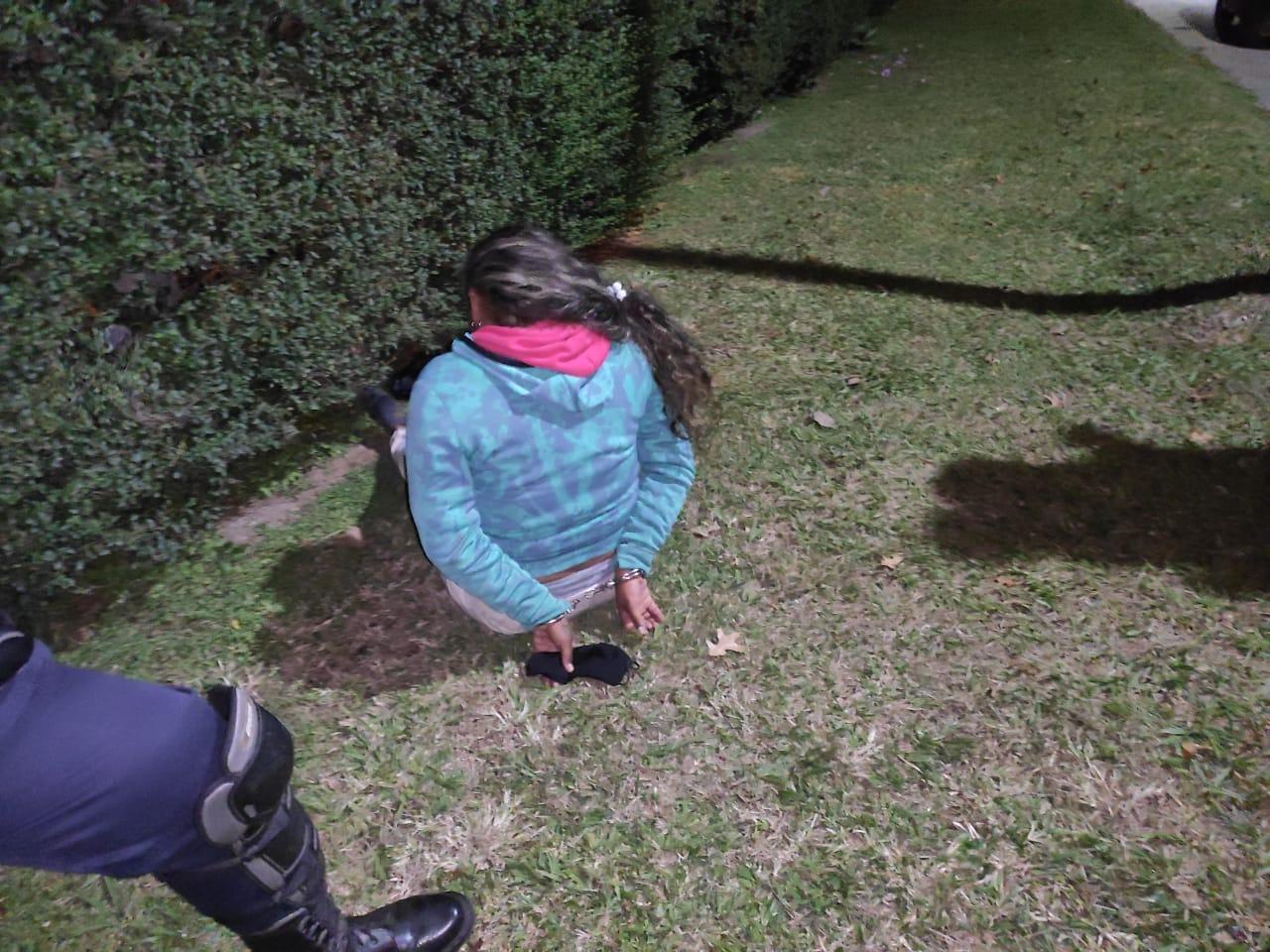 APREHENDIDA. La mujer que conducía la moto también terminó esposada. Foto Policía de Tucumán