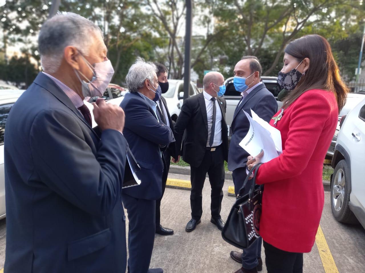EN LA LEGISLATURA. Lichtmajer (al centro) fue recibido por los legisladores manzuristas. Foto de LA GACETA / ANALÍA JARAMILLO