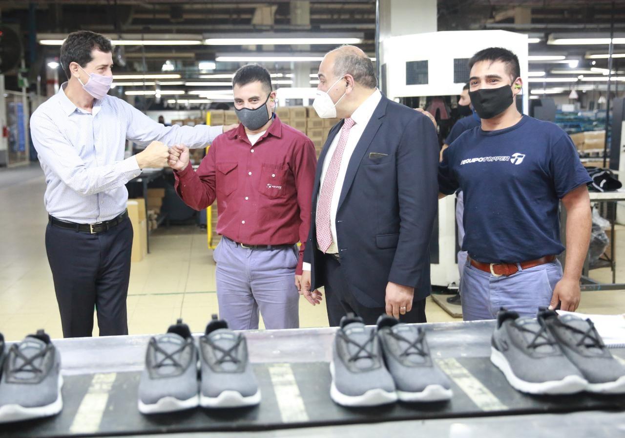 Los ministros de Nación visitaron una fábrica de zapatillas, junto a Manzur