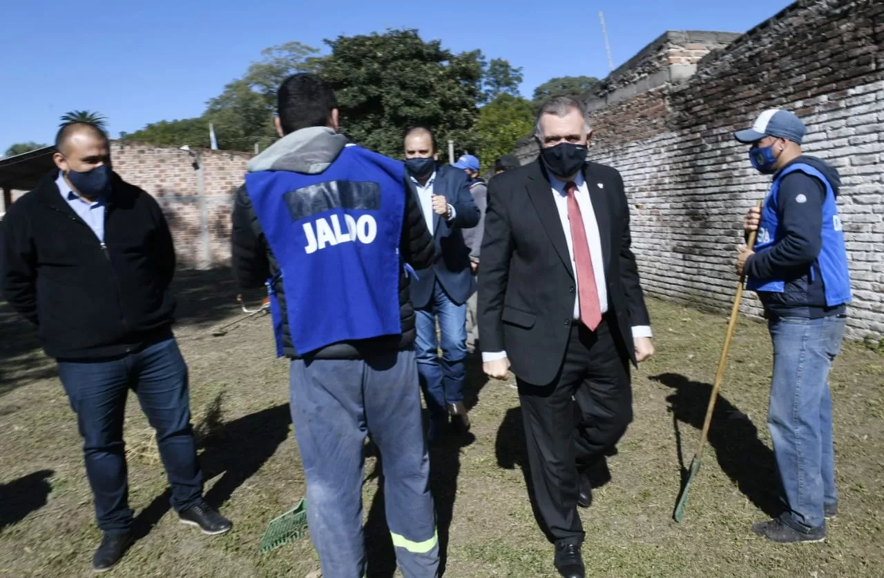 Jaldo recorrió las obras que se realizan en la Escuela Villa de Leales