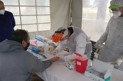 Aumentó a un 25% la tasa de positividad de los testeos, según el Siprosa