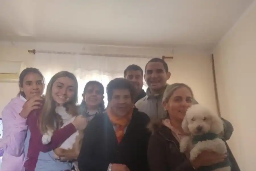 IRMA RUIZ. La ganadora, junto a sus familiares.  