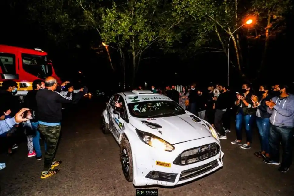 COMPLICACIÓN. Por el rally, la gente se acerca demasiado a los participantes.  