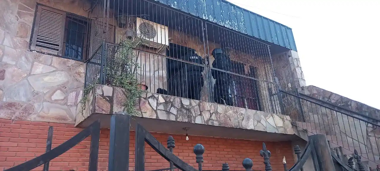 Allanamiento, secuestro y detención por el robo a un policía