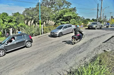 Salen de sus casas y se arriesgan al cruzar un puente