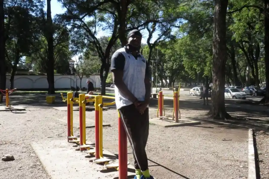 DE PASEO. A Eric le gusta disfrutar sus horas libres paseando por diferentes lugares de la ciudad mientras escucha música.