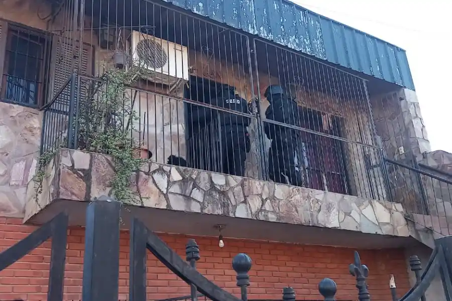 Allanamiento, secuestro y detención por el robo a un policía