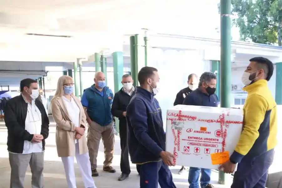 AUTORIDADES. Chahla y Medina Ruiz supervisan la recepción del cargamento de Sputnik V. Foto de Prensa Salud