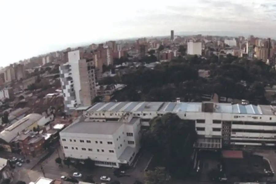 Frente del Hospital del Niño Jesús por Rondeau al 700.