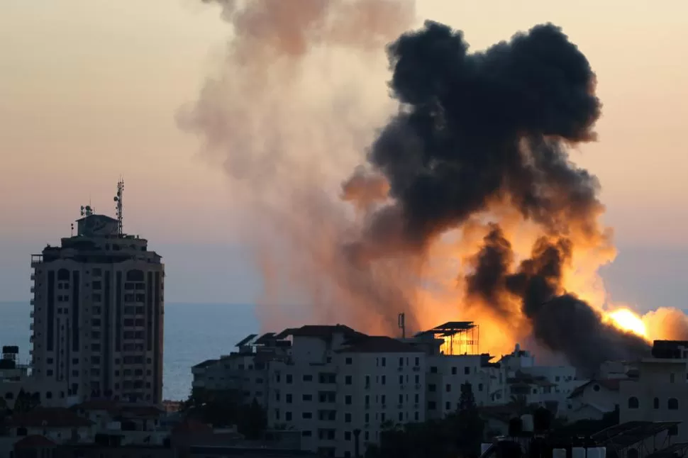 BOMBAS. Humo y fuego se alzan en edificios de la Franja de Gaza. REUTERS