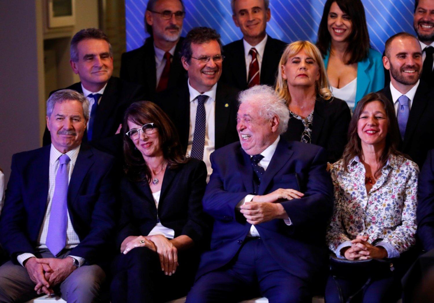 CERO PODER. Muchas mujeres aparecieron solo para la foto de Fernández, cuando presentó su gabinete, pues no tienen cargo de ministras. ARCHIVO 