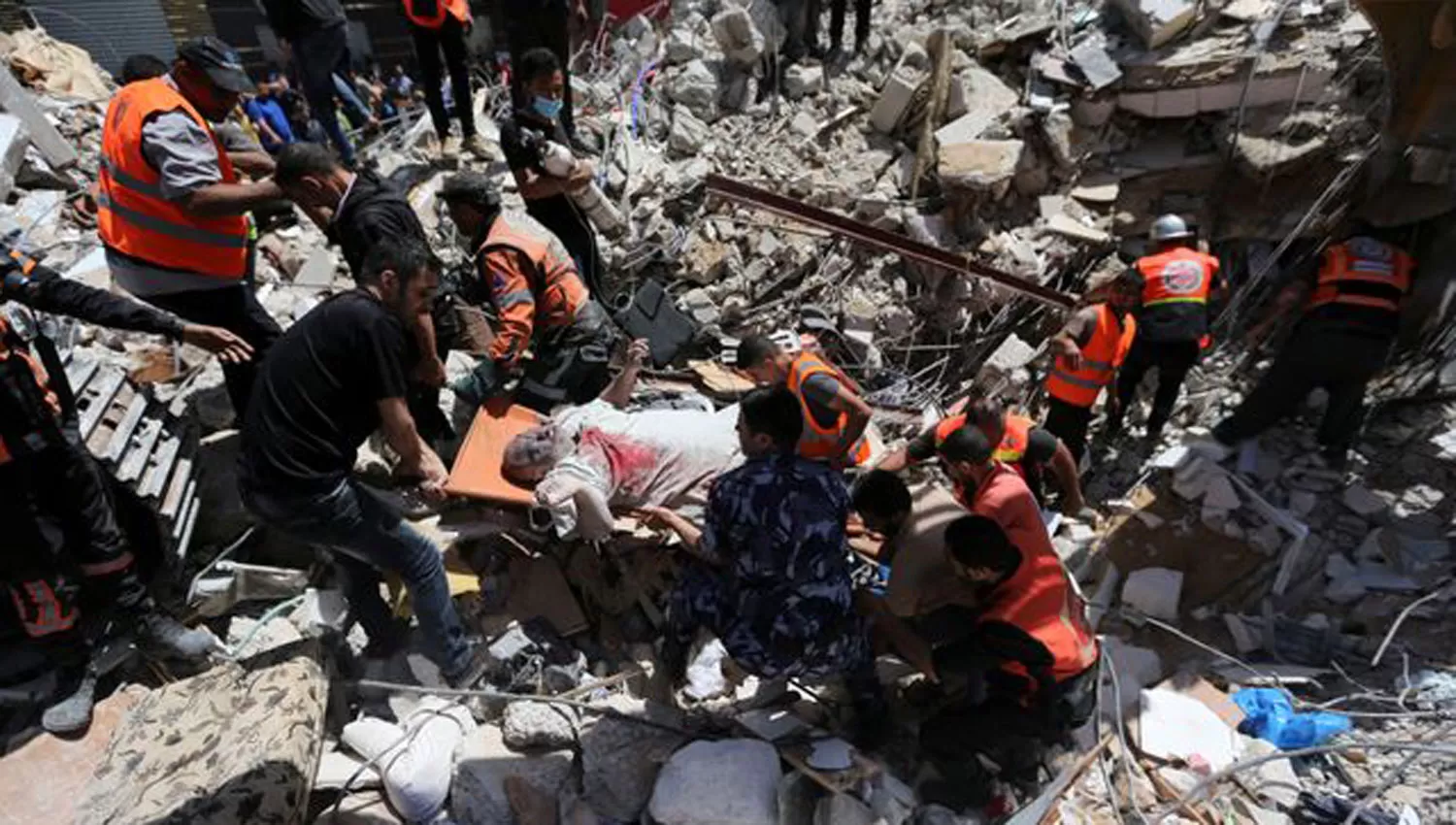 BAÑO DE SANGRE. Rescatistas auxilian a un hombre herido durante los bombardeos sobre Franja de Gaza.