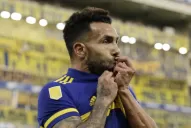 Tevez festejó el triunfo y felicitó al arquero debutante de River