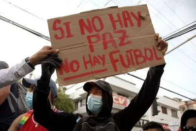 El fútbol sigue, entre balas, gases, sangre y covid-19