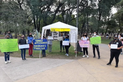 Los artesanos de Capital piden que los dejen trabajar al aire libre