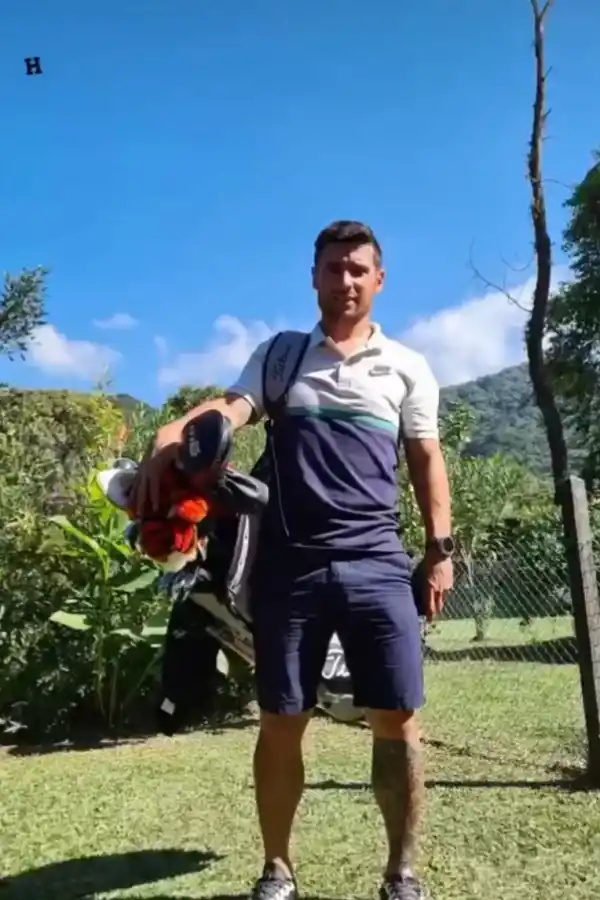 ¿CADDY? Matías Alustiza y su bolsa de palos de golf. En su Tandil natal aprovechó para jugar otro deporte que le gusta  